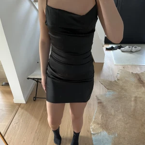 Silke känning  - Säljer en helt ny Nelly silke klänning råka beställa två returnerade aldrig den. Den är fin och sitter bra på kroppen. Passar både som S och M  säljer billigare även om den inte är använd kostar 500kr påriktigt. 