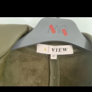 Klänning från A View - Klänning från A View i skinnimitation.