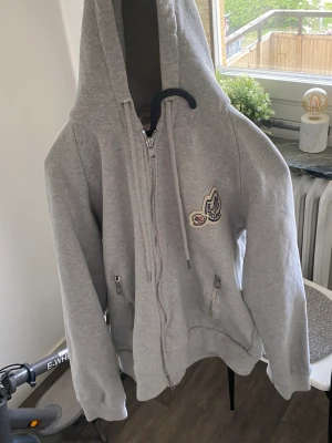 Moncler  - Helt ny, använd en gång. Då taggen på tröjan börjat strula och bara funkar ibland så tänkte jag sälja den billigt. Det är storlek m men skulle säga att den är s.