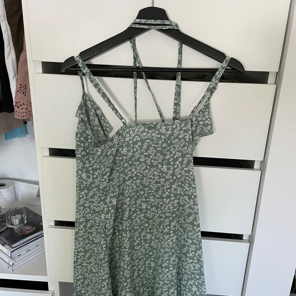En grön omlott klänning ifrån SHEIN, endast provad, storlek xs men skulle säga den passar s då den går att reglera. Klänningar.