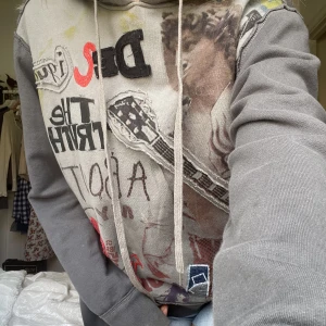 Desigual hoodie - Så cool med unikt tryck 💖Strl xl men passar mindre om man vill ha oversize