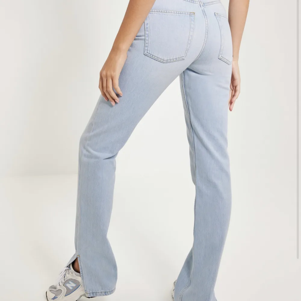 Säljer dessa superfina jeans från Nelly. Använd någon enstaka gång, men det är inget som syns. Inga fläckar tillkommer heller. . Jeans & Byxor.