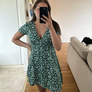 Klänning - Fin klänning från märket Motel Rocks. Säljes då den ej kommer till användning.  Strl S  