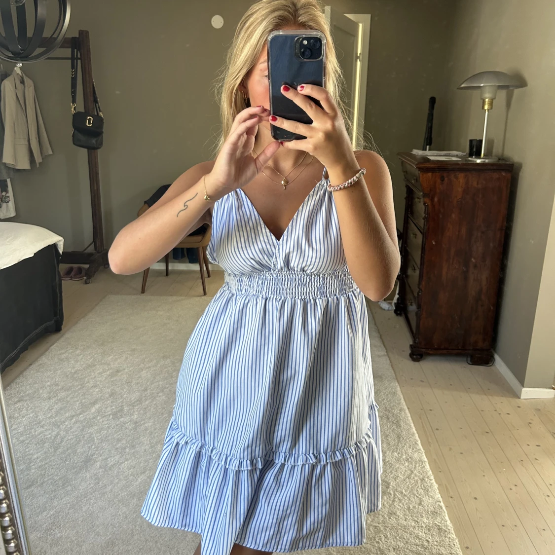 Blå randig klänning