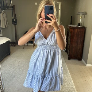 Blå randig klänning - Super söt, öppen i ryggen🫶🏼