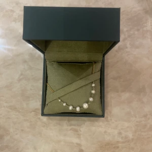 Maria Nilsdotter halsband  - Säljer mitt Maria Nilsdotter halsband ”dawn necklace” i guld. Superfint och passar till allt både dag och kväll👌🏼 nypris: 3295kr