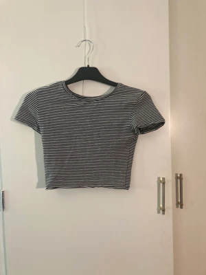 Magtröja  - Fin magtröja i bra skick, senast använd för ungefär ett år sedan. Skulle gissa att den är XS men vet inte säkert. Säljer för att den är för liten och jag använder inte den längre!