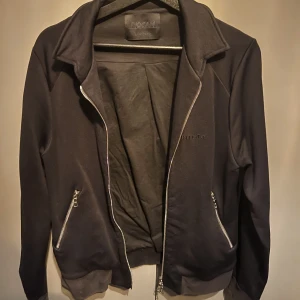 Limitato Tröja - Använt skick. Storlek Small. Box finns.   Pris kan diskuteras. Hör av er ni har frågor eller vill ha fler bilder :) 