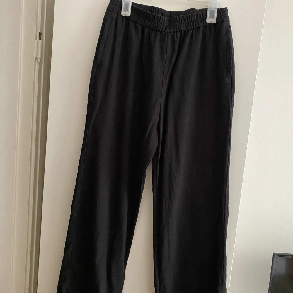 Svarta linnebyxor från Lindex i storlek 36. Jeans & Byxor.
