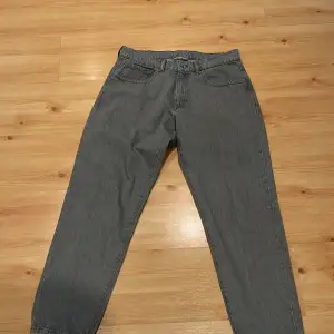 Tja! Säljer ett par Skate Grey Stone Grå Jeans i storleken L.  Har använt de 2 gånger. Själva jeansen är baggy men smalnar av längst ner. Hör av er om ni har någon fundering angående byxorna:) Ordinarie pris 699, men säljer för 450 kr. 