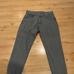 Gråa Jeans storlek L - Tja! Säljer ett par Skate Grey Stone Grå Jeans i storleken L.  Har använt de 2 gånger. Själva jeansen är baggy men smalnar av längst ner. Hör av er om ni har någon fundering angående byxorna:) Ordinarie pris 699, men säljer för 450 kr. 