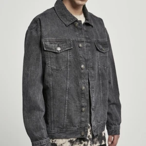 Gråa jeansjacka zara - Grå jeansjacka ifrån zara i nyskick. Fräsch till sommaren!