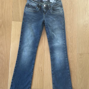 Ltb Lowwaisten jeans - TVÄR SNYGGA LTB JEANS! Tyvärr för stora för mig men de är helt nya och nyss ur påsen! Gick tyvärr att inte retumera. Lowwaisted och i mörkblå snygg färg. lappar kvar! Valerie modellen