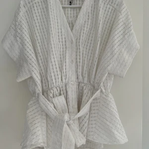 Blus  - Från BikBok, köpt för längesen. Lappen har lossnat på ena sidan, lite noppig längs sömmarna på insidan men annars i bra skick.