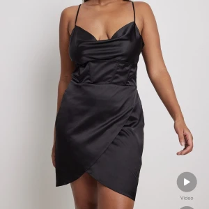 Svart satinklänning - Svart satinklänning från NA-KD. Helt oanvänd med lappar kvar. 200kr +frakt🖤