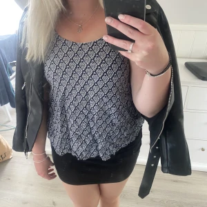 Linne - Fint linne i storlek 164 som motsvarar ungefär S men skulle säga att den passar allt från xs-m, fint skick