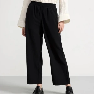 Svarta kostymbyxor  - Säljer dessa svarta kostymbyxor från Lindex pga för små för mig. De är raka och modellen ”Bella”.