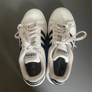 Adidas sneakers - Fina adidas sneakers. Inte använda mycket alls. Lite smuts men bara o tvätta för att få bort. Perfekt skick, 9/10. Väldigt sköna. Säljer så dem är för små, och för att jag vill ha lite pengar. Fina på både killar och tjejer. Ny pris: 740