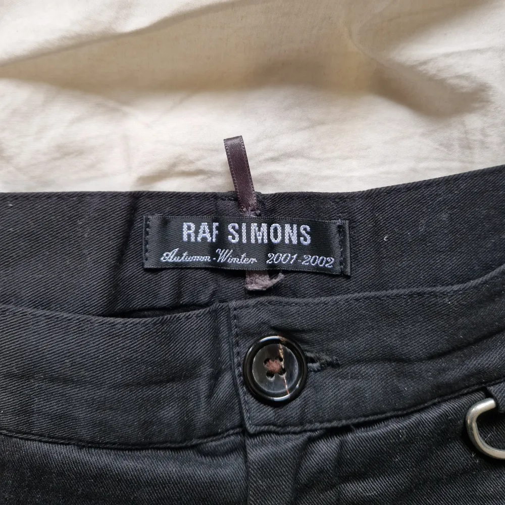 Rare raf simons aw2001-2002 riot cotton byxor. Samma model har gjorts i andra kollektioner men aldrig sett just denna förut. Waist är 32 eller 43 cm och inseam är 32 eller 83 cm. För mer bilder är det bara att fråga! Authenticated av grailed. Skicka bud!. Jeans & Byxor.