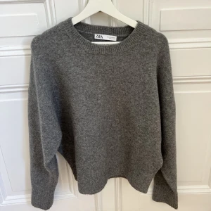 Grå stickad tröja  - Så fin grå stickad tröja från zara. Ett perfekt basplagg och så skön. I storlek 38 och sparsamt använd i väldigt bra skick!