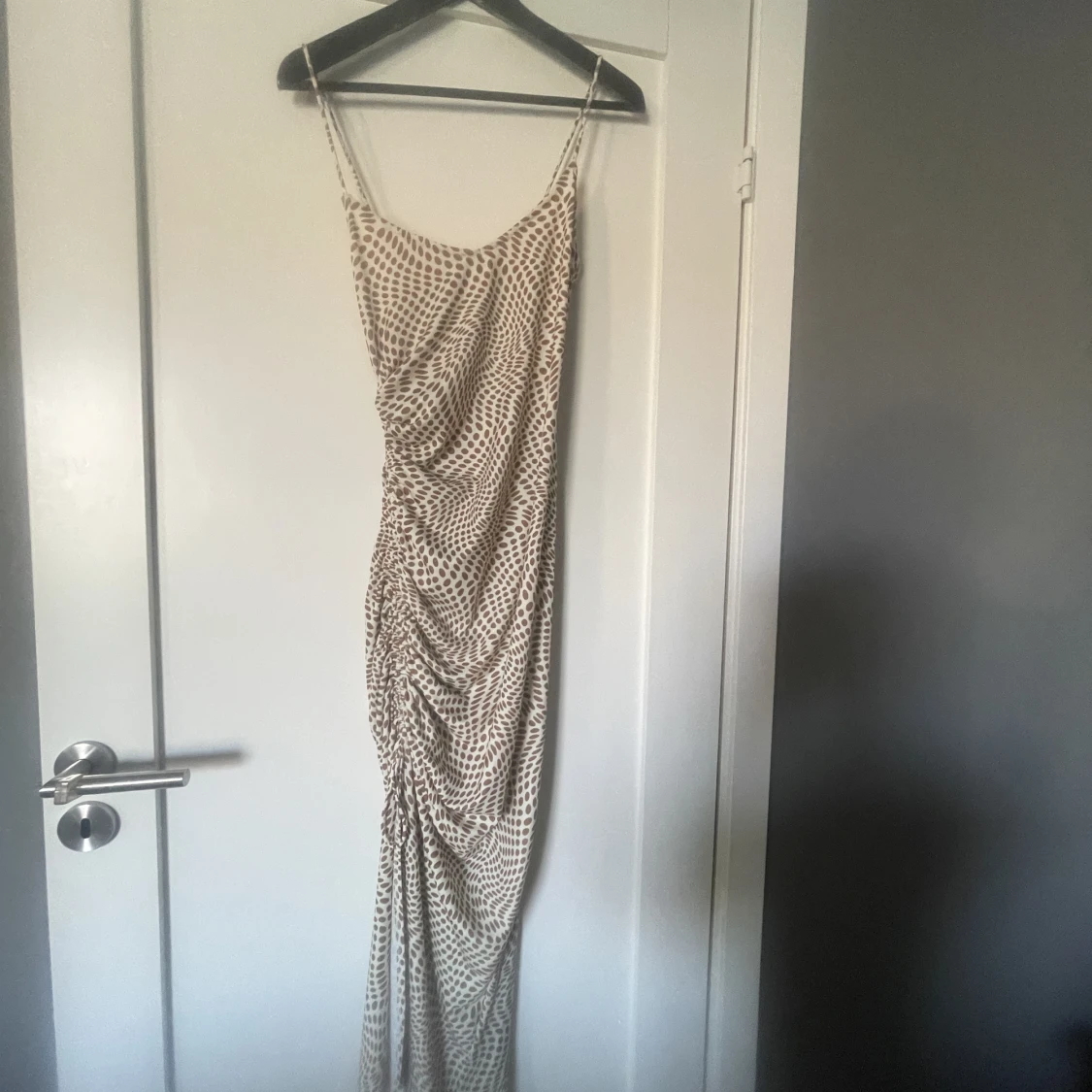 Mönstrad figursydd klänning - 90