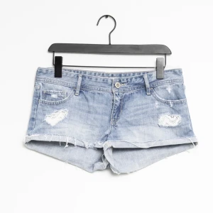 Jeans shorts  - Säljer ett par jeans shorts från Hollister!! Jätte fina och har aldrig använt dom, säljer då dom är för stora för mig