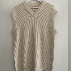 Väst beige - Väst  Strl S - passar större