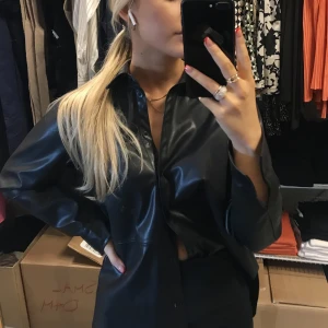 Skjorta i fakeskinn - Något oversized skjorta i S i jättefint skick! Har haft denna både knäppt och oknäppt över festtopp