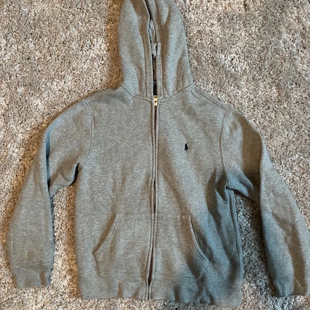 Säljer min Ralph lauren tröja för att den inte kommer till någon användning den är nästa aldrig använd  Kan posta tröjan och även mötas upp i karlskoga och Degerfors . Hoodies.