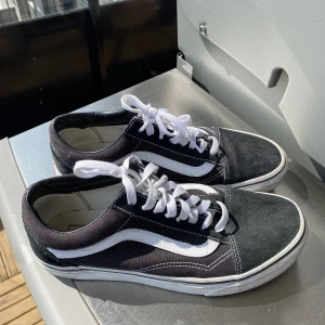 Vans old school - Klassiska Vans old school i storlek 39 US men: 7.0 US women: 8,5 Som nya, inga slitningar/missfärgningar. 100% äkta! 