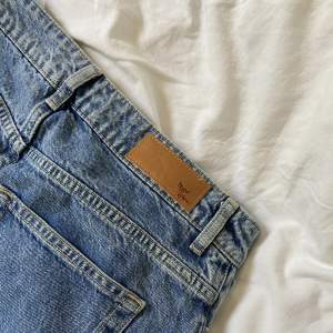blåa vida jeans ifrån bikbok! har behövt kapa dem på längden då de var för långa för mig som är ca 165.💕 (köparen står för frakten) 🚚