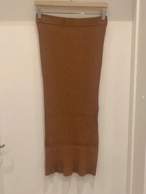 & Other Stories- Kjol - Säljer en Ribbstickad maxikjol. Passform: Tight passform, maxikjol med slits på sidan (se bild 2).  Skick: I nyskick, utan prislapp. 