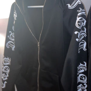 Snygg kofta! - En snygg kofta med tryck! Dragkedja hela vägen och aldrig använd! Nypris 300 kr säljer för 150kr! Storlek M och lite overzized