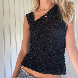 Topp - Säljer denna supercoola toppen köpt second hand, har flera snygga detaljer. Det står ingen storlek på lappen men jag är 175 och har vanligtvis s/36 i storlek. Om du vill köpa är det bara att trycka på köp nu!💓