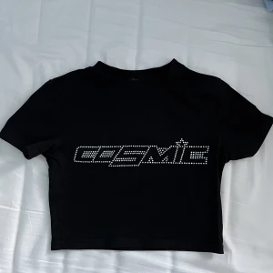 Cozmic tee - Baby tee med rhinestones, aldrig använd