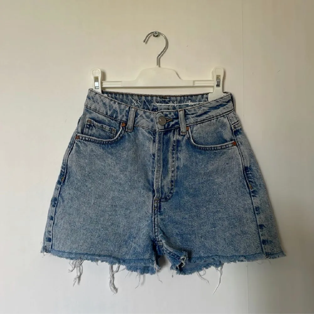 Säljer dessa söta jeansshorts från BikBok då de är för små. De användes lite grann förra sommaren, är nästan som helt nya, men de har två små hål brevid bakfickorna och ett litet hål vid gylfen, men man ser inte hålen när de sitter på☺️. Shorts.