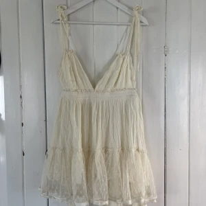 Klänning - Supersöt sommarklänning, strl S Aldrig fått användning för den tyvärr Passar inte mig i strl så kan inte skicka bild på!