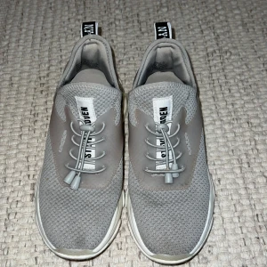 Steve Madden sneakers  - I bra skick. Lite liten i stoleken. 