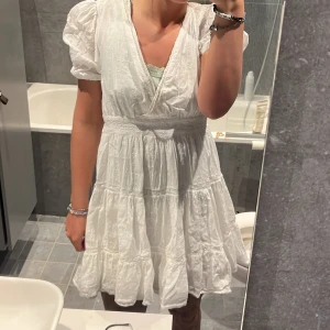 Sommarklänning  - Fin klänning från zara endast använd 1 gång . Perfekt till studenten eller skolavslutning! 