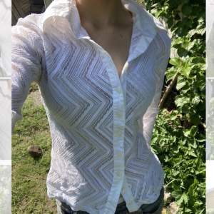 Vit dam skjorta/blus i jättefint seethrough mönstrat material! Perfekt för sommaren! Jättefint skick och alldeles vit! 