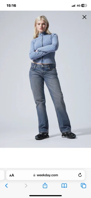 Low arrow jeans  - Säljer mina Low arrow jeans från weekday då de var för små för mig. Har bara testat en gång💕 Skulle säga passar XS/S   300kr+66kr frakt 