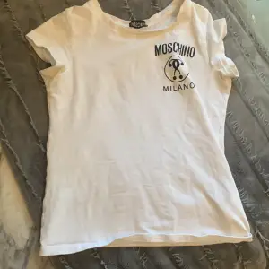 Säljer denna äkta moschino t-shirten, använd typ 5 gånger, storlek 164 year 14. Passar Xs. Modellen är kortare i armarna. Skriv för fler bilder 
