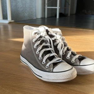 Konverse - Säljer dom här konversen i färgen brun! Som jag köpte förra året, använt en gång så känner att jag vill sälja dom💗💗