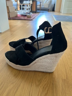 Svarta klackskor - Använda en gång.