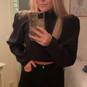 Blus - Svart blus med öppen rygg, använd en gång, köparen står för frakten💕