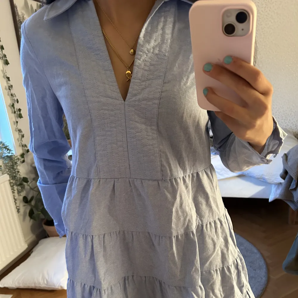 En gullig ljusblå klänning från zara som är köpt förra året men som tyvärr inte kom till användning. Perfekt till sommaren!! Hör av er om ni har några frågor 💖. Klänningar.