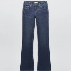 Bootcut zara jeans  - Säljer eftersom dom inte kommer till användning, knappt använda och inga defekter! 💗  (säljer samma i annan färg i min profil) 