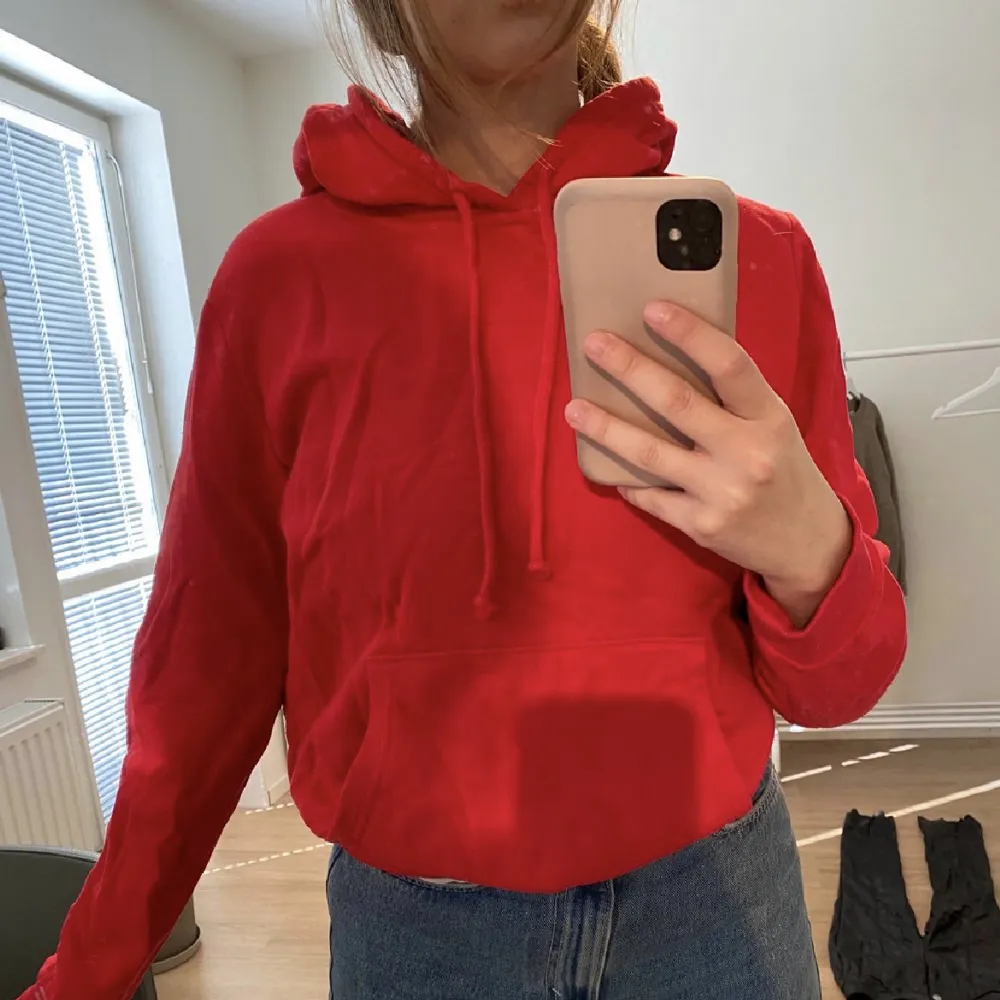 Säljer denna jätte fina röda hoodi❤️. Hoodies.