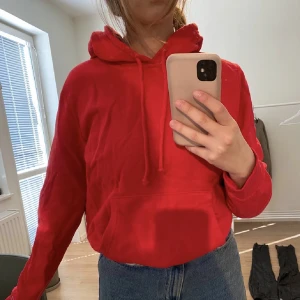 Röd hoodi - Säljer denna jätte fina röda hoodi❤️