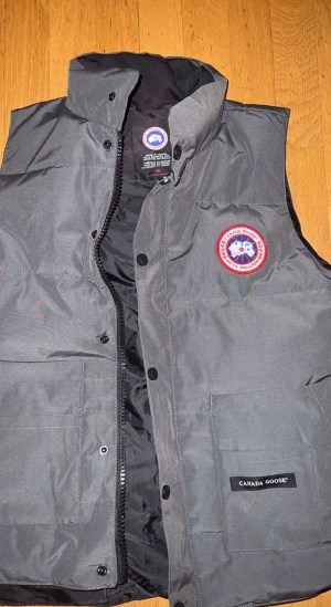 Canada goose väst  - Hej jag säljer min fräscha canada goose väst använd 5-6 gånger vill sälja pga för stor, storlek S och fräsch, dma för fler bilder och mer information!
